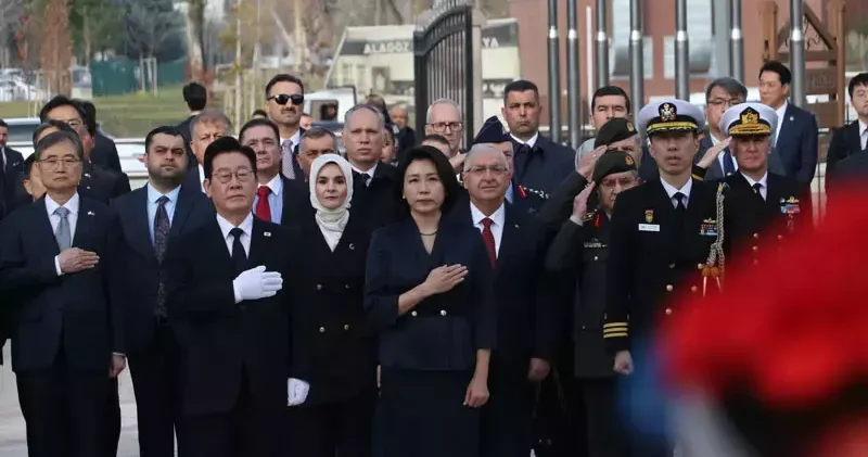 Güney Kore Cumhurbaşkanı Lee, Kore de Savaşan Türkler Anıtı nı ziyaret etti