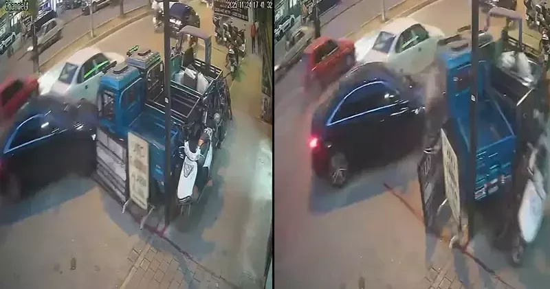 Otomobil, kaldırımdaki motosikletlere çarptı; kaza anı kamerada