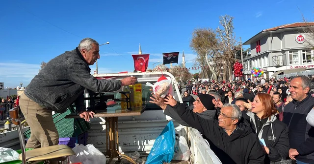 Geçit töreninde dağıtılan hediyeler için kıyasıya yarış Edirne Haberleri