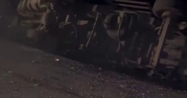 Kontrolden çıkan kamyon elektrik direğine çarparak devrildi, mahalle karanlığa büründü Sakarya Haberleri