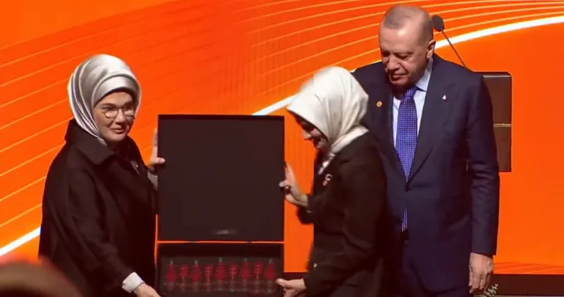 Erdoğan dan eşi Emine Erdoğan a jest