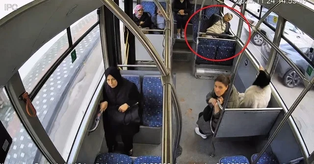 Otobüste fenalaşan adam için zamanla yarış...Yolcularla birlikte acile böyle çekti Bursa Büyükşehir Belediye Otobüsü şoförü seyir halindeyken araçta fenalaşan yolcuyu güzergah dışına çıkıp hastaneye yetiştirdi Bursa Haberleri