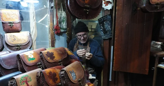 66 yıldır teknolojiye direnerek çanta yapıyor 5 metrekarelik dükkanında el emeği çantalar yapıyor Gaziantep Haberleri