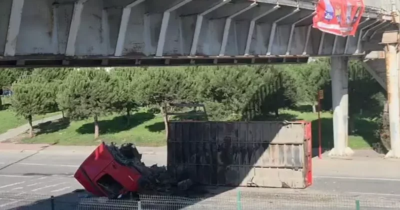 Avcılar da iş makinesi taşıyan TIR üst geçide çarptı