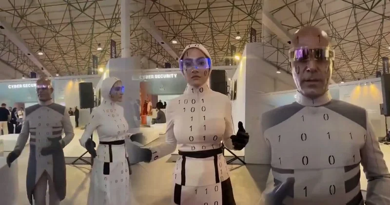 İnsanlara makyaj yaptılar Robot diye fuara götürdüler