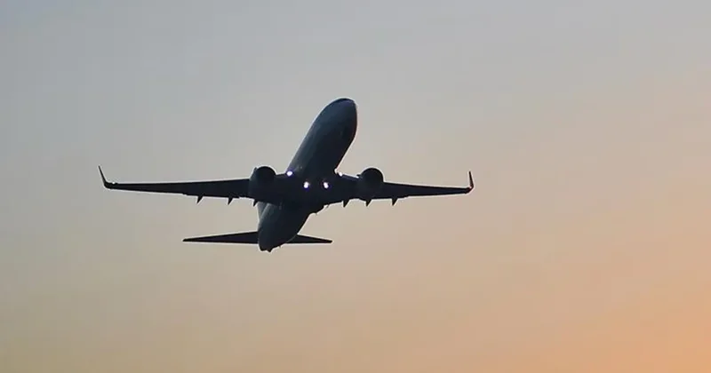 Uçakta panik: Gizemli koku rotayı değiştirdi, 5 kişi hastaneye kaldırıldı