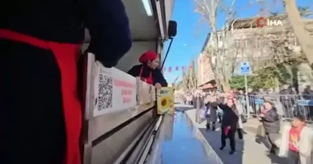 Kurtuluş gününde yağ için birbirlerini ezdiler