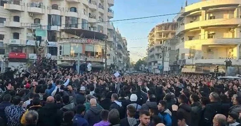 Suriye de karışıklık çıktı: Halk sokağa döküldü, kavgalar başladı Sözcü Gazetesi