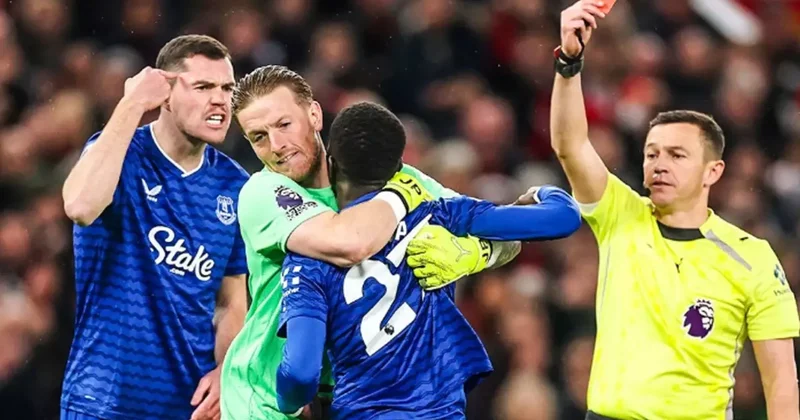 Yaşadığı tartışma sonucu milyonların izlediği maçta takım arkadaşına tokat attı