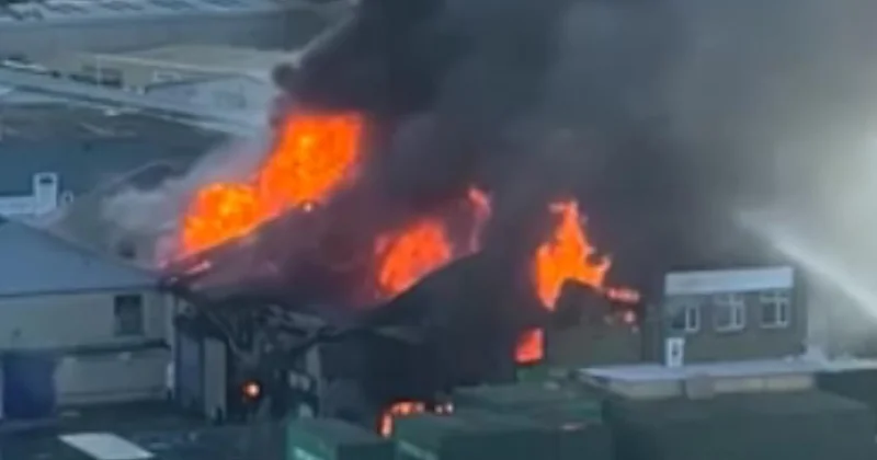 İngiltere’de depo yangını