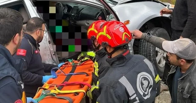 Yoldan çıkan araç ağaca çarptı; 1 ölü, 1 yaralı Denizli Haberleri