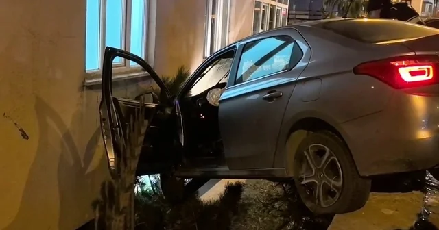 Otomobil bahçe duvarında asılı kaldı Erzurum Haberleri