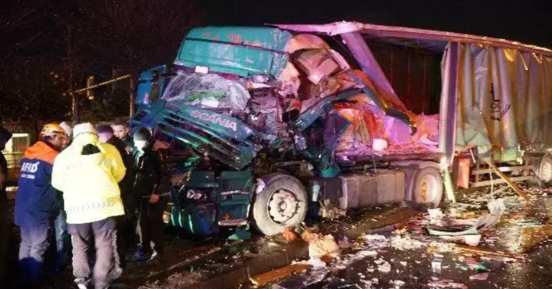 Karadeniz Sahil Yolu nda tır, tıra arkadan çarptı: 1 yaralı