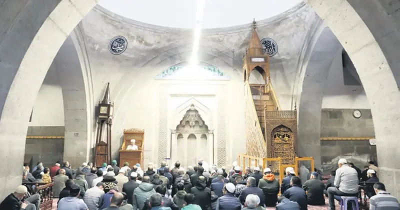 Bu gece mübarek Regaip Kandili