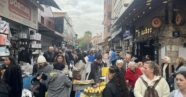 Tarihi Kemeraltı Çarşısı nda yılbaşı yoğunluğu İzmir de yeni yıl alışverişinin adresi Kemeraltı Çarşısı İzmir Haberleri