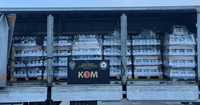 Kamyonet kasasında 4 bin 737 litre sahte içki ele geçirildi Hayat Haberleri