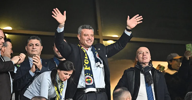 Sadettin Saran, stat önünde bekleyen taraftarları selamladı