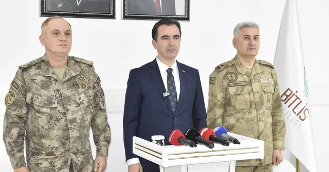 Vali Karakaya, 2025 yılında Bitlis te yaşanan asayiş olaylarını değerlendirildi Terör örgütlerine yönelik bu yıl 67 şahıs gözaltına alınmış, 14 ü tutuklanmış, 24 şahsa adli kontrol tedbirleri uygulanmıştır Bitlis Haberleri