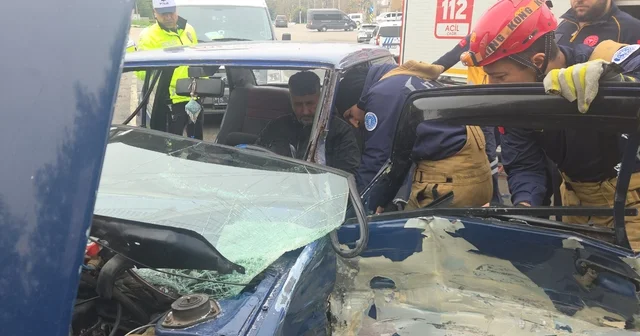 Ters yöne giren otomobille kamyonet çarpıştı; araçta sıkışan sürücüyü ekipler kurtardı Bursa Haberleri