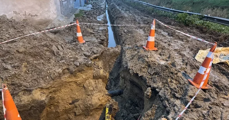 Toprak kaydı, işçiler göçük altında kaldı