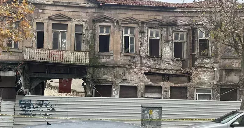 Edremit’te tarihi handan parçaları koptu