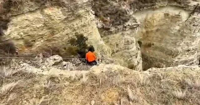 Uçurumda mahsur kalan köpeklerini halatla inerek kendi imkanlarıyla kurtardılar Burdur Haberleri