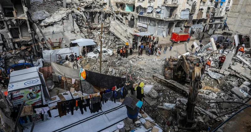 Gazze de iki yıl önce bombalanan evin enkazından 25 Filistinlinin cenazesi çıkarıldı