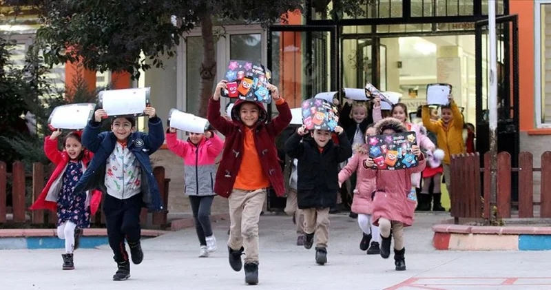 2026 MEB çalışma takvimine göre sömestr tatili (15 tatil), ara tatil ne zaman başlıyor, ne zaman bitiyor, hangi güne denk geliyor?