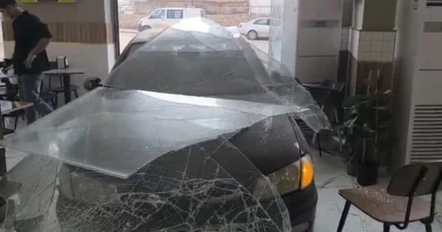 Kontrolden çıkan araç dönerciye girdi Malatya Haberleri