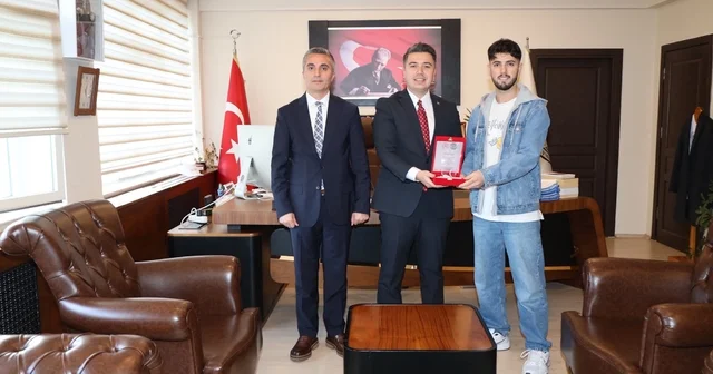 Sanatıyla Karacasu ya değer katan öğrenci plaketle onurlandırıldı Kapalı Spor Salonu na yaptığı çizimler takdir topladı Aydın Haberleri