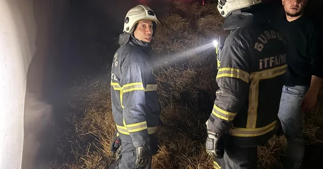 Burdur da çıkan yangında 2 bine yakın saman balyası zarar gördü Burdur Haberleri