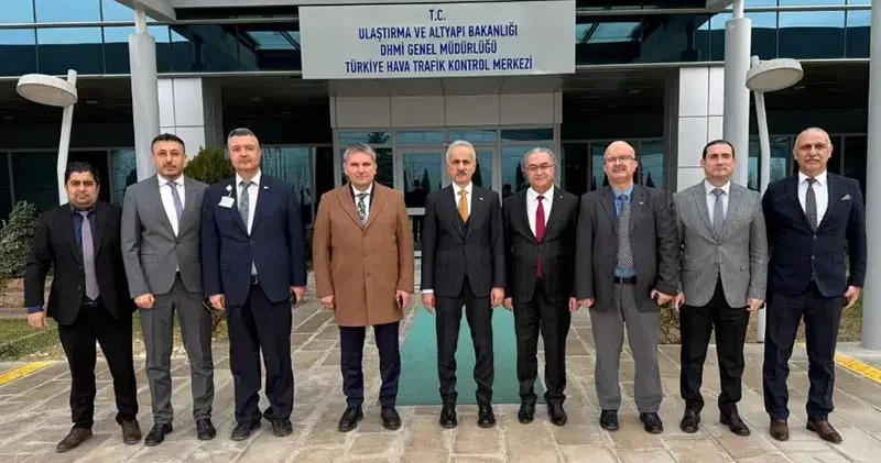 Bakan Uraloğlu, Türkiye Hava Trafik Kontrol Merkezi ni ziyaret etti