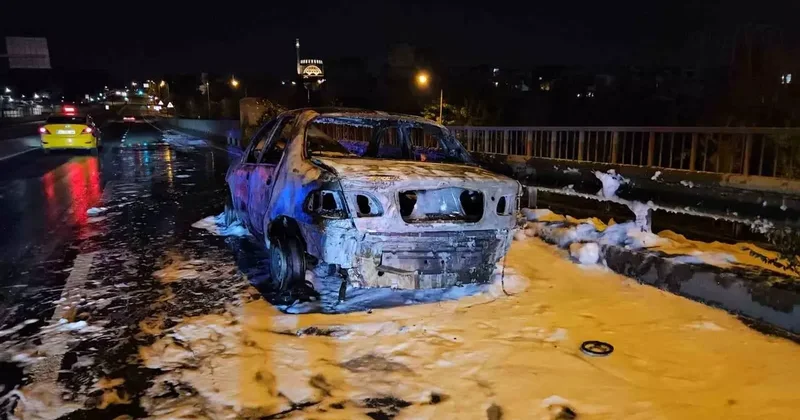 Eyüpsultan’da seyir halindeki otomobil alevlere teslim oldu