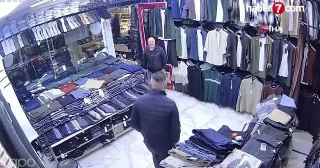 Yürekleri ısıtan anlar: Esnaftan don sendromlu gence kazak