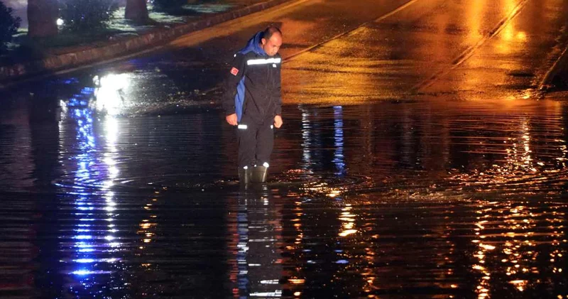 Bodrum u sağanak vurdu: Caddeler göle döndü evleri su bastı!