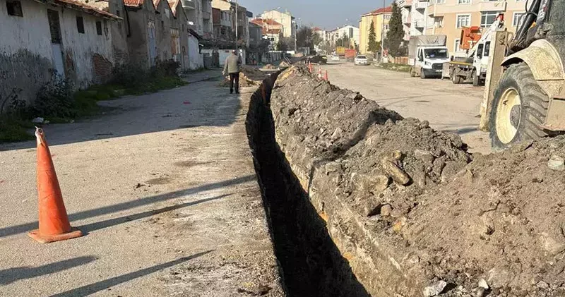 Boru döşemesi yapılan kanalda toprak kayması; 3 yaralı