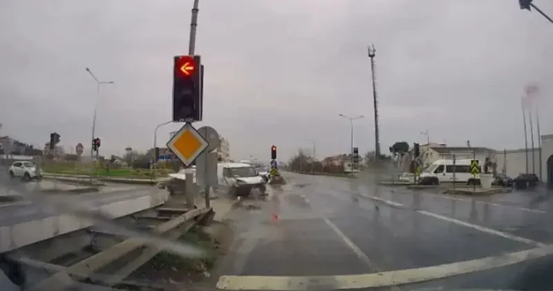 Büyükçekmece de kırmızı ışık ihlali kazaya neden oldu; çarpışma kamerada