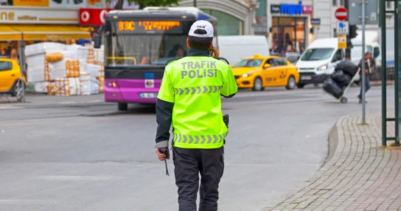 Yeni Trafik Kanunu maddeleri: Trafik Kanununda kırmızı ışık ihlali, düğün konvoyu, ambulansa yol vermemek cezası ne kadar?