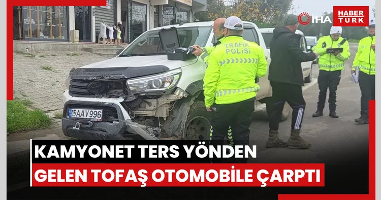 Kamyonet ters yönden gelen Tofaş otomobile çarptı
