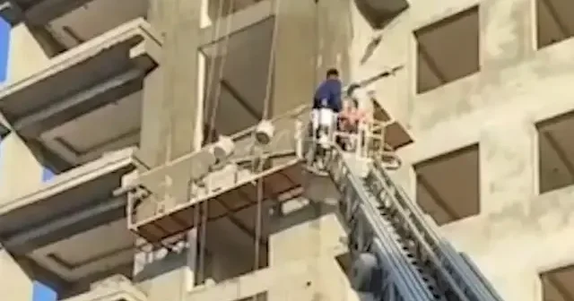 Osmaniye’de iskele alarmı: 2 işçi itfaiye merdiveniyle kurtarıldı VİDEO İZLE