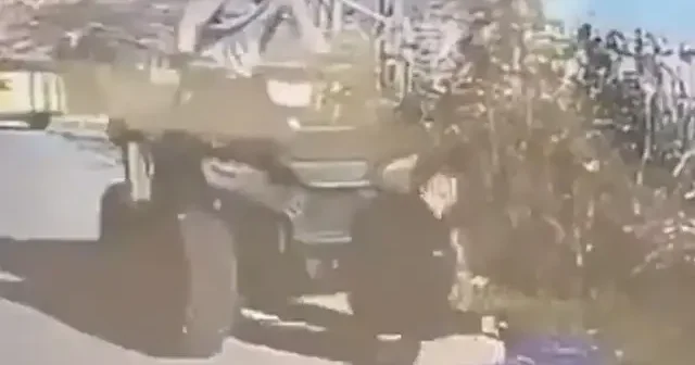 Batı Şeria da bir Siyonist namaz kılan adamın üzerine sürdü VİDEO İZLE