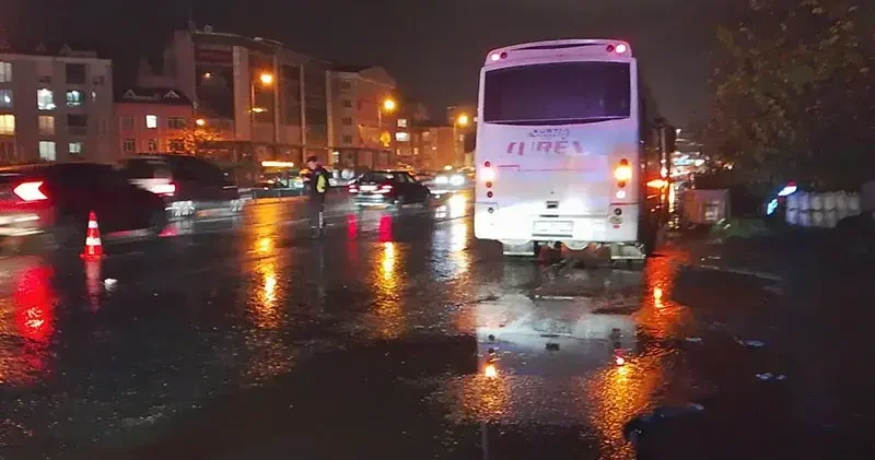 Silivri de yolun karşısına geçmek isteyen kadına servis aracı çarptı