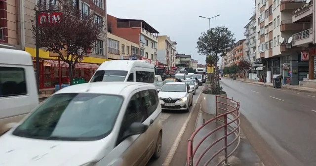 Yalova da köprülü kavşakta çalışma nedeniyle trafik yoğunluk Yalova Haberleri