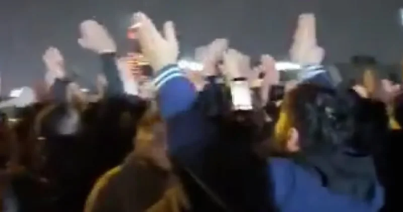 Fenerbahçe taraftarı Saran a destek için toplandı: Jandarma önünde sloganlar atıldı