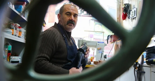 Ayakkabı tamircilerinde kış yoğunluğu başladı Ustalar tamiratları yetiştirmek için gece gündüz çalışıyor Sivas Haberleri
