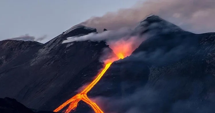 Hawaii de yanardağ patlaması: Lavlar 425 metre yüksekliğe ulaştı
