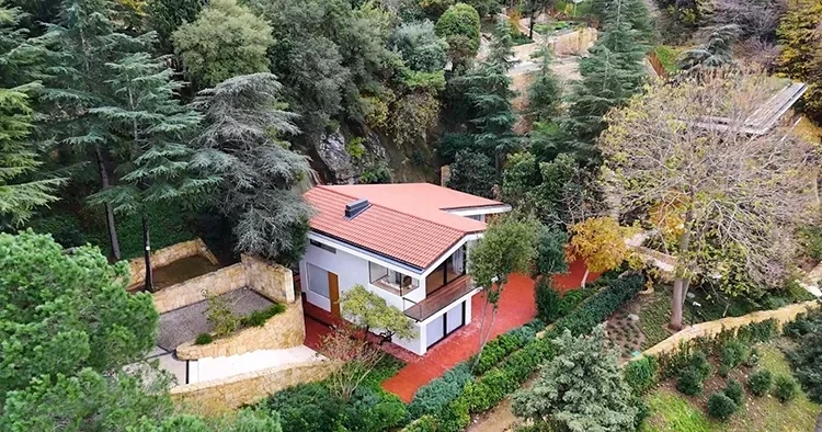 Boğaz ın en kıymetli yerlerinden birinde yer alıyor! Adnan Oktar ın eski villası restorasyon sonrası görüntülendi