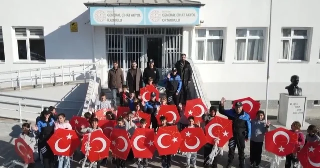Erzincan da gökyüzünü polisler ve çocuklar birlikte renklendirdi Erzincan Haberleri