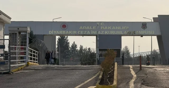 Diyarbakır da 11 inci yargı paketi heyecanı: Aileler cezaevi önünde toplandı Diyarbakır Haberleri