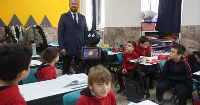 Çocuklar şivlilikle paylaşmayı ve zorbalığın kötülüğünü okula gelen robottan dinledi Konya Haberleri